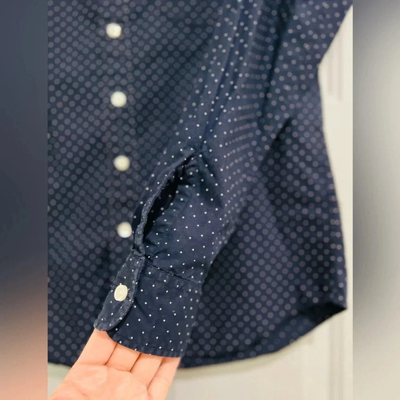 LEVI’S CLASSIC ONE POCKET SHIRT
Blue color size small pit to pit 20” - Picture 9 of 12